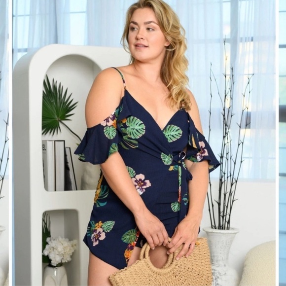 Cute PLUS Floral Romper - Picture 3 of 3